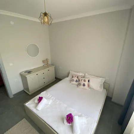 Mordogan Merkezde,denize Yakin,bahceli * קרבורון